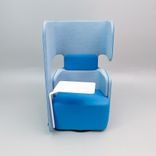 Begagnad fåtölj med hög rygg PodSeat från Martela. I ljusblått/turkos tyg och vit bordsskiva. Mått: bredd 70 cm, djup 65 cm och totalhöjd 126 cm. 