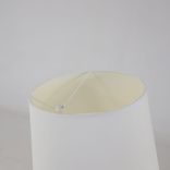 Begagnad golvlampa från Fambuena i vitt. Mått: Höjd 170 cm, lampskärmens diameter 38 cm och kabellängd 146 cm. 