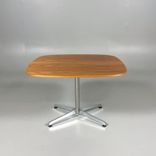 Begagnat soffbord från Lammhults modell Cooper. Bordsskivan av valnöt med stativ i krom. Mått: Bredd 80 cm, djupet 70 cm, höjd 52 cm.