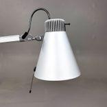 Begagnad skrivbordslampa Lucy från Erco i silverfärg. Mått: Bredd 73 cm, Höjd 67 cm. 
