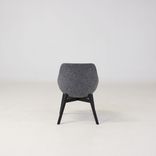 Begagnad fåtölj Ezy Low från Offecct i mörkgrått tyg. Mått: sitthöjd 43 cm, höjd 81 cm, sittbredd 46 cm och sittdjup 44 cm. 