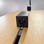 Begagnat konferensbord från Muuto i ek med integrerade LED-armaturer, eluttag och anslutningspunkter. Mått: Bredd 480 cm, Djup 140 cm, Höjd 72 cm. 