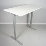 Begagnat höj och sänkbart skrivbord i vitt med silvrigt stativ. Mått: bredd 140 cm och djup 80 cm, justerbar höjd 70 - 120 cm. 