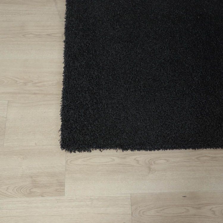 Begagnad Svart matta. Mått: längd 272 centimeter och bredd på 255 centimeter. 