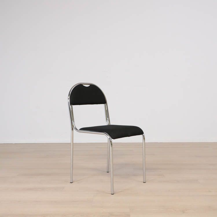 Begagnad konferensstol RX002 från ELJ i svart. Mått: Sitthöjd: 42 cm, Sittdjup: 38 cm, Sittbredd: 40 cm, Totala höjd: 81 cm. 