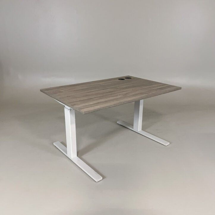begagnat-Höj-och-sänkbart-skrivbord-ek