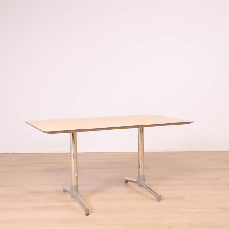 Begagnat Konferensbord från Fora Form, modell Next. Rektangulär bordsskiva med laminatträskiva samt grå plastkantlist samt underrede i rostfritt stål. Mått höjd 73 cm, bredd 140 cm, djup 80 cm. 