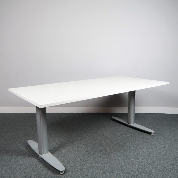 Begagnat höj- och sänkbart skrivbord Serie T från Kinnarps. Bordsskiva i vitt med stativ i silver. Mått: bredd 160 cm, djup 80 cm, Höjd 61.5 cm till 128 cm. 