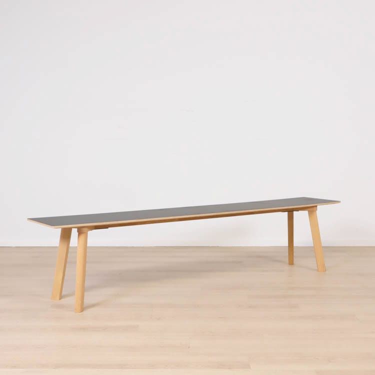 Begagnad mörkgrå sittbänk CPH Deux 215 från Hay. Mått: Längd: 200 cm, Bredd: 35 cm, Höjd: 45 cm. 