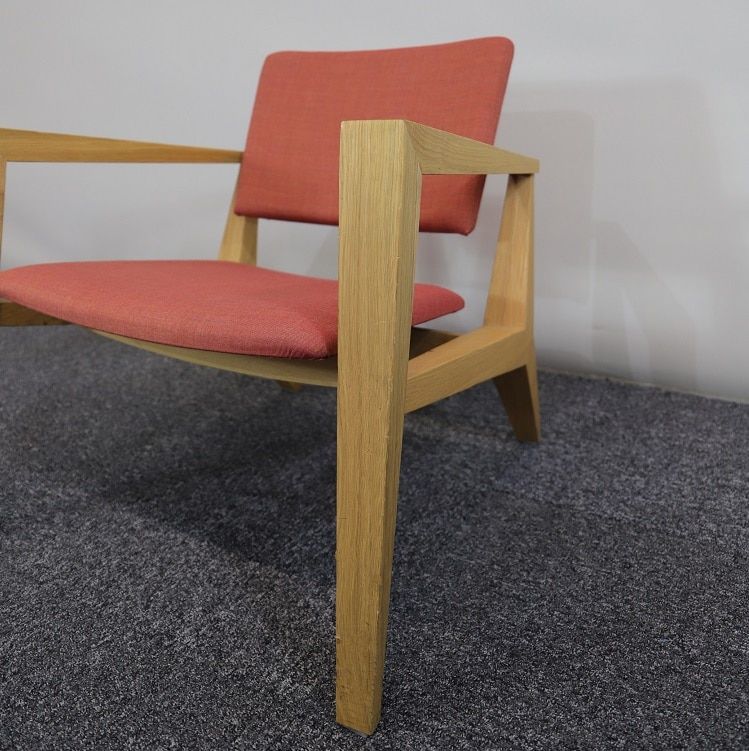 Begagnad Skandiform fåtölj Conica i rött. Massiv ek, klädd i rött slitstark tyg. Höjd: 68cm.