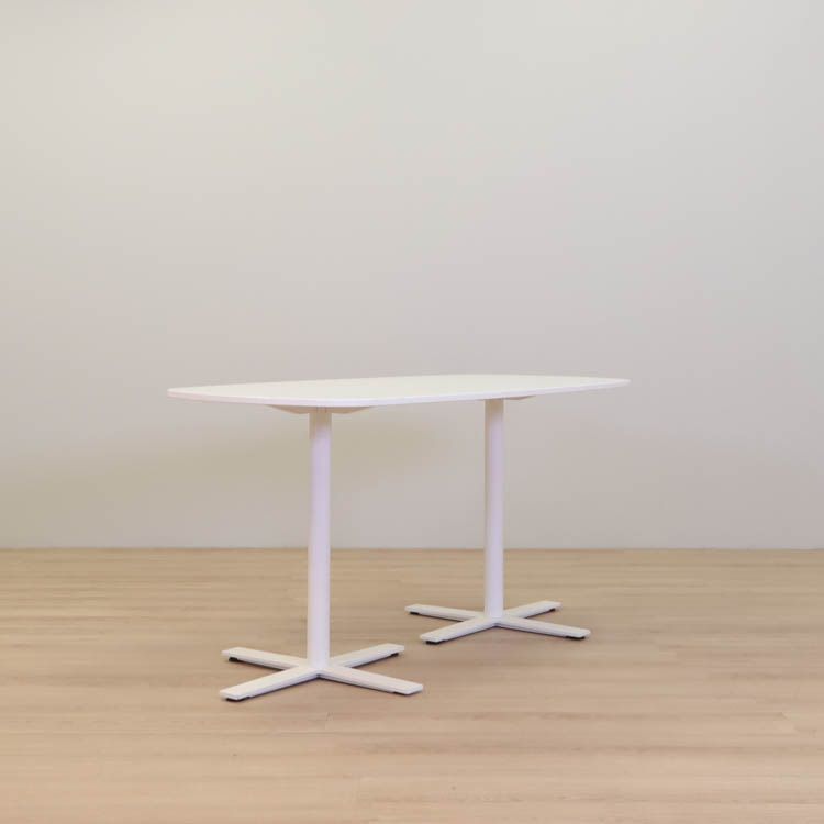 Begagnat barbord Oberon från Kinnarps i vitt. Mått: längd 240 cm, bredd 120 cm och höjd 90 cm.
