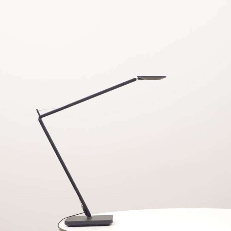 Begagnad skrivbordslampa Led Magic från Unilux i svart med fyra lysdioder, dimmer, minnesfunktion och justerbara armar. Mått: Höjd övre arm: 42 cm. 