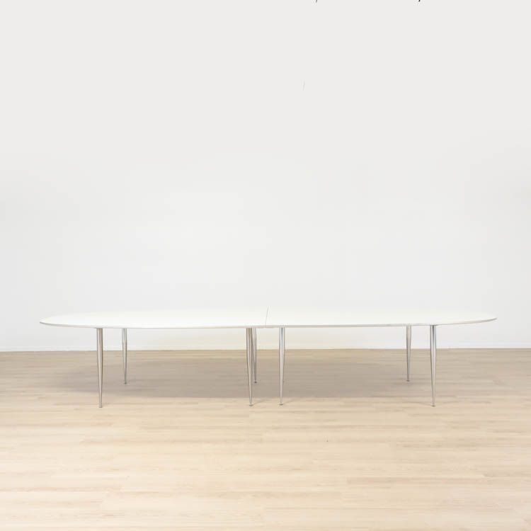 Begagnat ovalt konferensbord från Fritz Hansen i vitt med kromade ben. Mått: höjd 74 cm, längd 420 cm och bredd 140 cm.