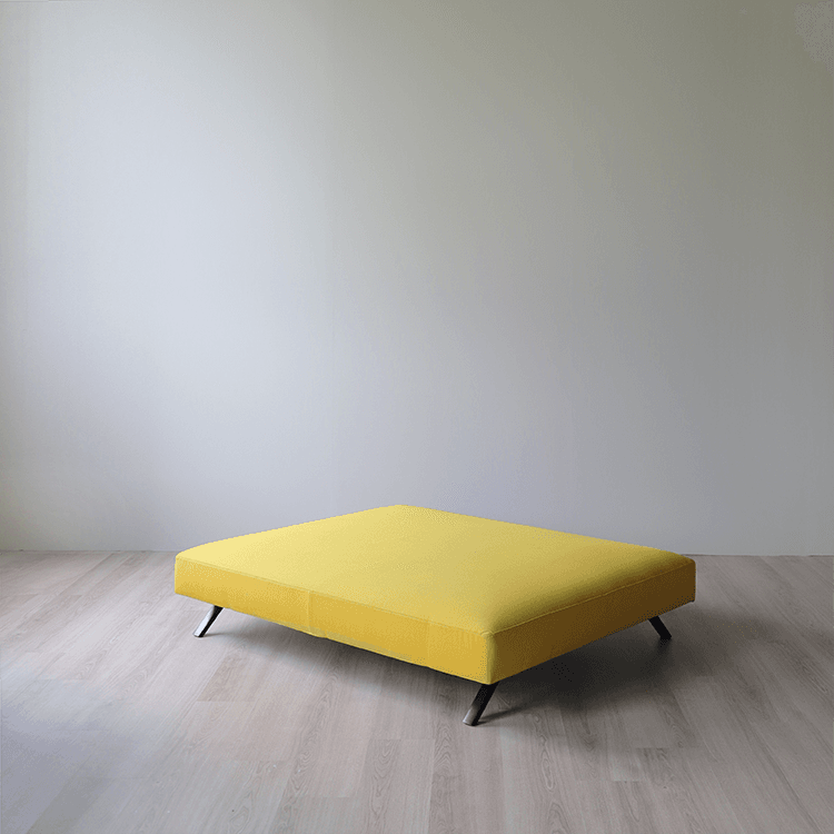 Begagnad sittpuff Kiik från Arper i gult tyg. Mått: bredd: 126 cm, djup: 157.5 cm och höjd: 36 cm. 