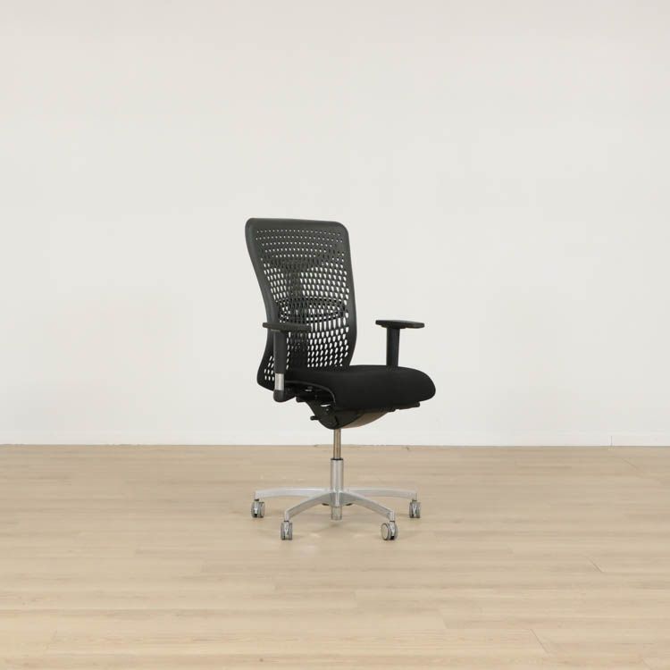 Begagnad kontorsstol Smartback från Officeline i svart. Mått: sitthöjd mellan 47 till 60 cm. 