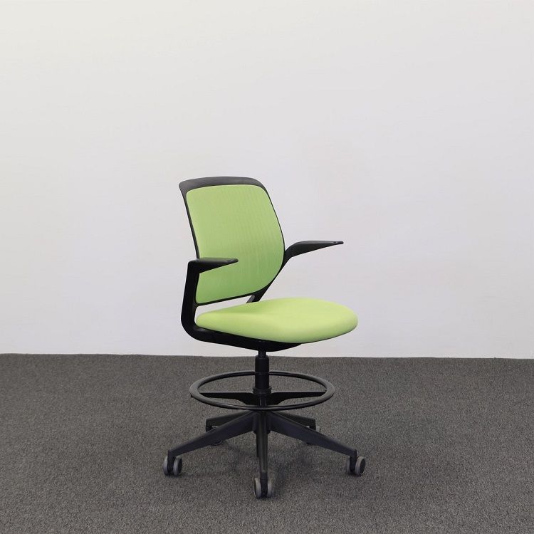 Begagnad kontorsstol Cobi från Steelcase i grönt. Mått: Sitthöjd: 59-83 cm, Sittdjup: 50 cm, Sittbredd: 50 cm. 