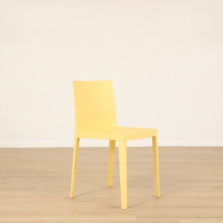 Begagnad matstol Élémentaire från HAY i ljusgul färg. Mått: höjd 79 cm, sitthöjd 45 cm, Rygghöjd: 35 cm Sittbredd: 40 cm.