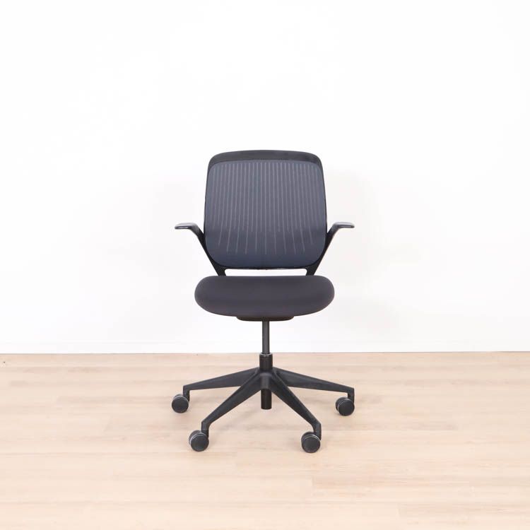 Begagnad kontorsstol Cobi från Steelcase. Mått: sitthöjd 39,5–52 cm. 
