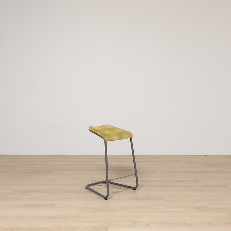 Begagnad Barstol från Lammhults, modell Add. Med gul sits. Mått: Höjd: 61-68 cm, Bredd: 27-38 cm, Djup: 38 cm.